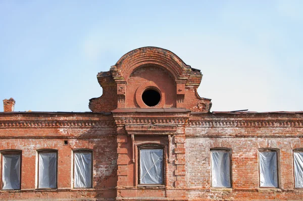 Dekoration av gamla byggnader, gamla skolan statyer och barelief — Stockfoto