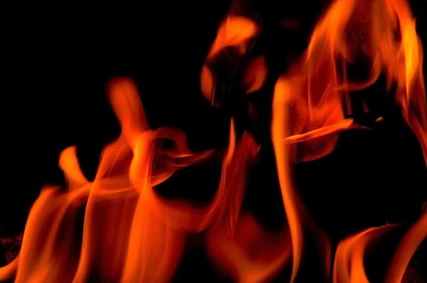 黒い背景に明るい炎 — ストック写真