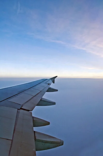 Πτήση Ένα Αεροπλάνο Πάνω Από Σύννεφα Θέα Από Εσωτερικό Του — Φωτογραφία Αρχείου