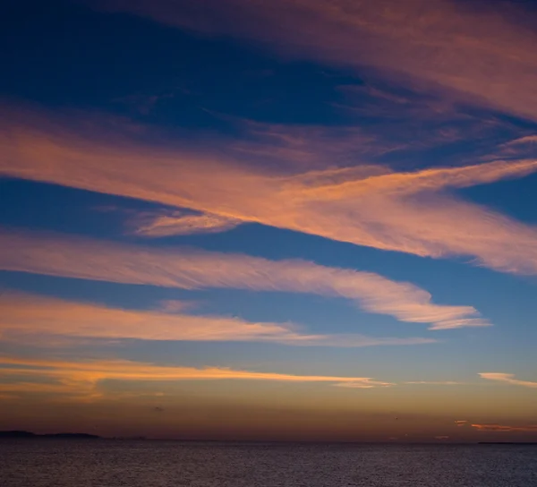 神秘日落红海 色彩斑斓的天空和黑暗的海洋上空云 — 图库照片