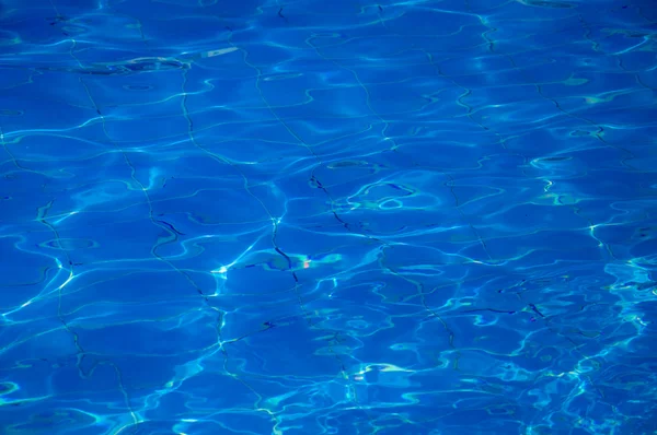 Яскраво-блакитна вода в басейні — стокове фото