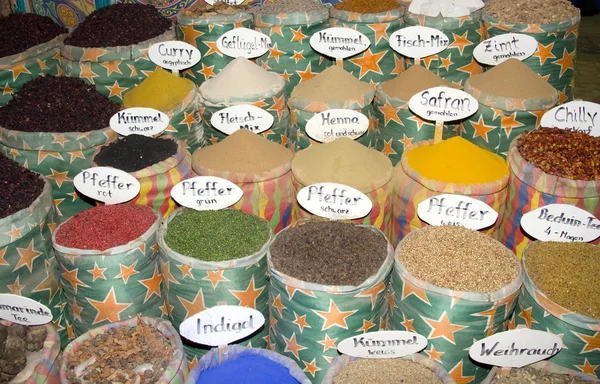 Venta de especias orientales en un bazar callejero, Hurghada, Egipto, África —  Fotos de Stock