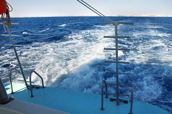 明るい青い海の水はヨット プロペラのトレース — ストック写真