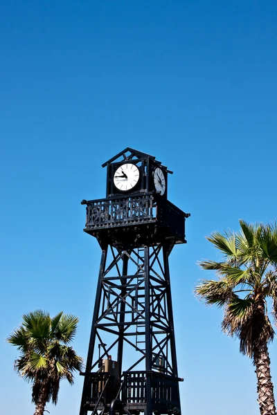 Часы на вершине башни — стоковое фото