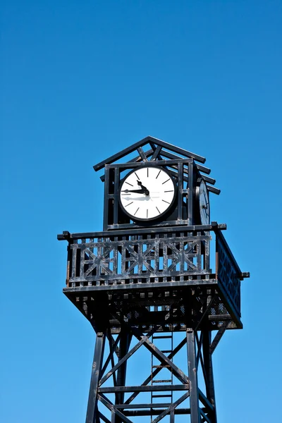 Ceas pe partea de sus a unui turn . — Fotografie, imagine de stoc