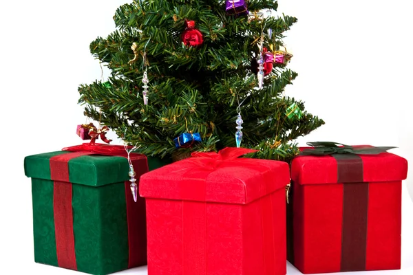 Regalos bajo el árbol de Navidad — Foto de Stock