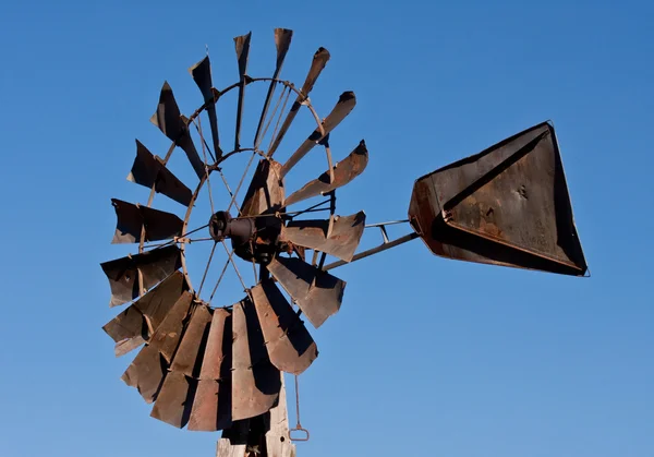 青空の背景を持つ金属風車 — ストック写真