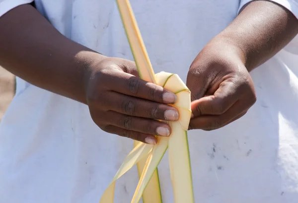 Genç Çocuk Bir Çiçek Sepeti Dokuma Teknikleri Kullanarak Dokuma — Stok fotoğraf