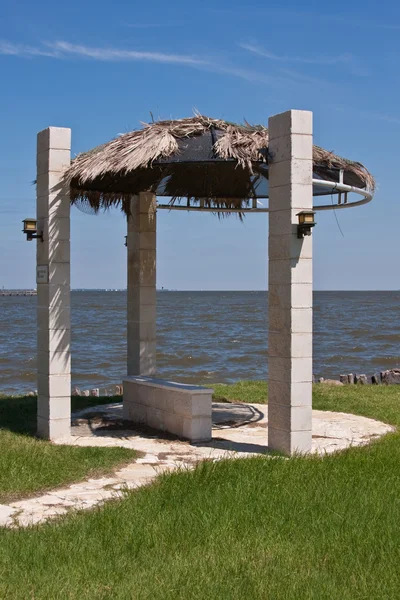 Schronisko Plaży Wykonane Betonu Metalu Palm Liści — Zdjęcie stockowe