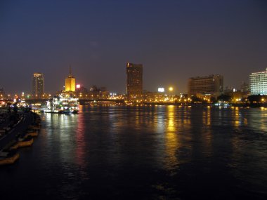 Kahire ve Nil Nehri gece farklı çekim