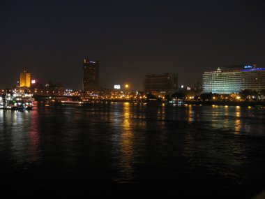 Kahire ve Nil Nehri gece farklı çekim