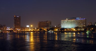 Kahire ve Nil Nehri gece farklı çekim