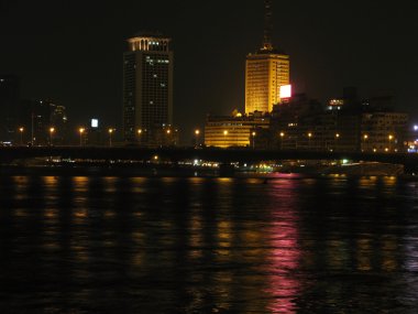 Kahire ve Nil Nehri gece farklı çekim