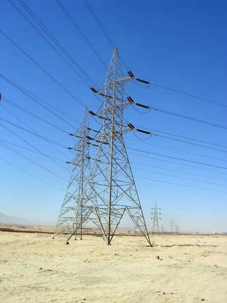 Τηλεφωνική Γραμμή Και Ηλεκτρικής Ενέργειας Πύργους Στην Έρημο — Φωτογραφία Αρχείου