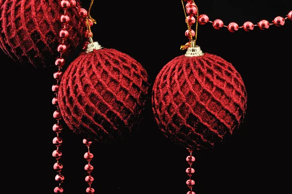 Siyah üzerine kırmızı Noel topları — Stok fotoğraf