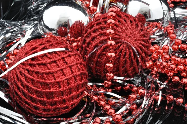 Siyah üzerine kırmızı Noel topları — Stok fotoğraf