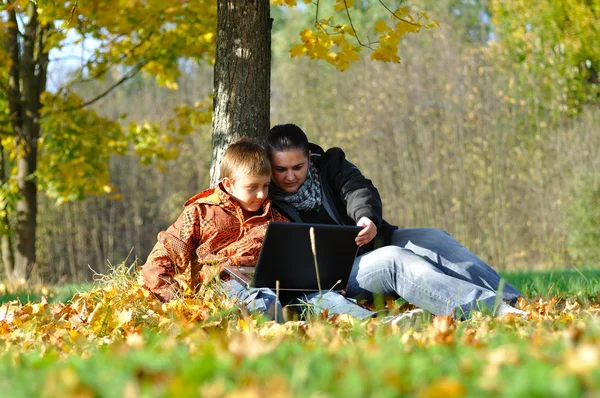 Familie im Herbst im Park — Stockfoto
