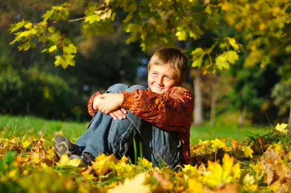 Glada barn i hösten äng — Stockfoto
