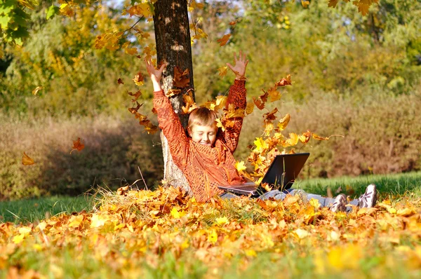 Familie im Herbst im Park — Stockfoto