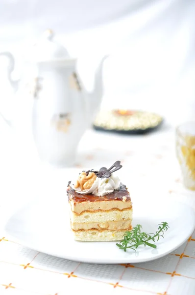 Chocolate dessert with tea and napkin — Stock Photo, Image