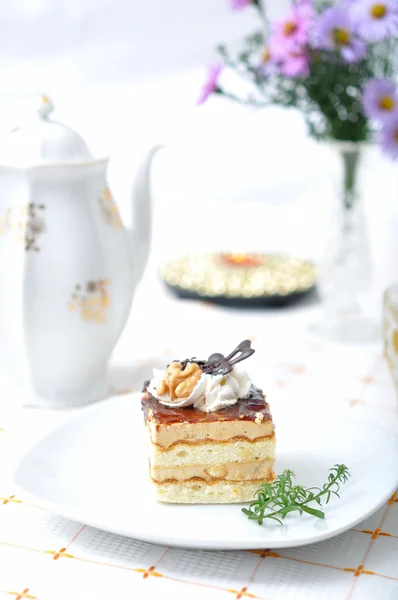 Chocolate dessert with tea and napkin — Stock Photo, Image