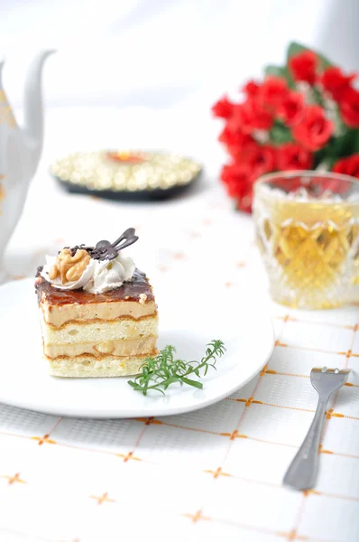 Dessert au chocolat avec thé et serviette — Photo