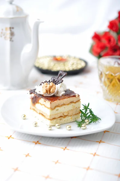 Chocolate dessert with tea and napkin — Stock Photo, Image