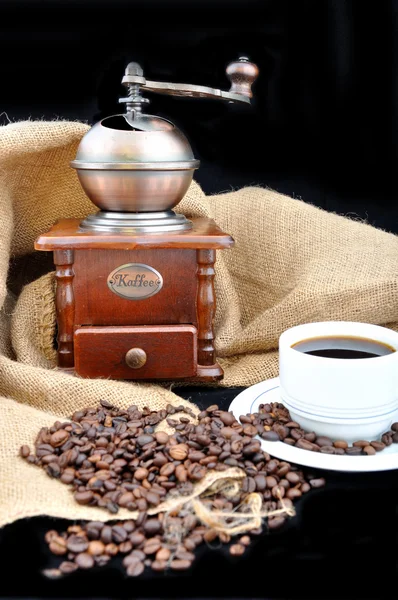 复古咖啡研磨机和新鲜咖啡 免版税图库照片