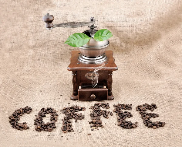 コーヒーの微粒からビンテージ コーヒー グラインダーとサイン コーヒー ストック画像