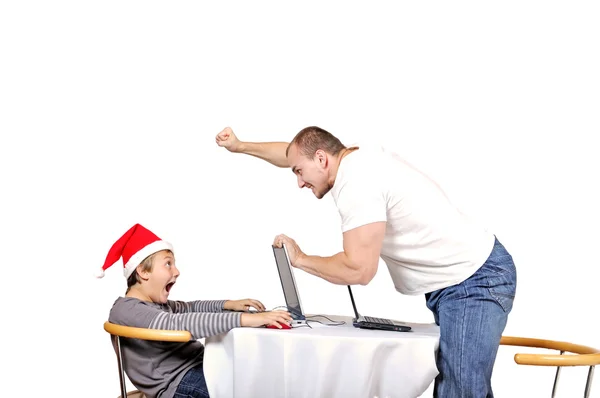 Чоловік погрожує дитині в капелюсі Санта через програш — стокове фото