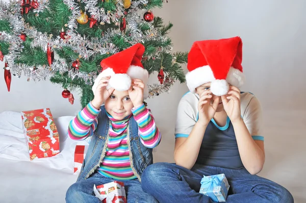 孩子们与圣诞老人的帽子 — 图库照片