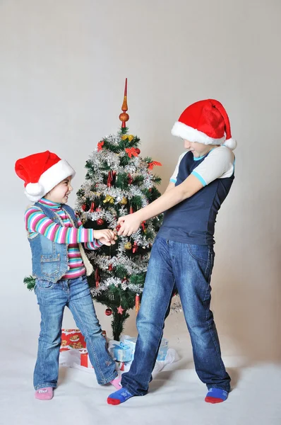 由于在圣诞树上的装饰孩子打架 — 图库照片