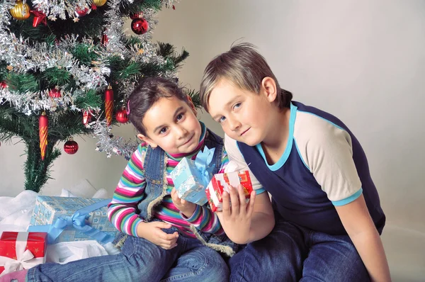Les enfants avec leurs cadeaux de Noël Photos De Stock Libres De Droits