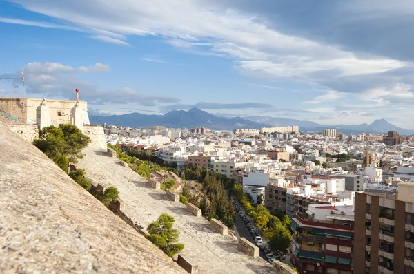 Panorama der alicante stadt mit bergen — Stockfoto