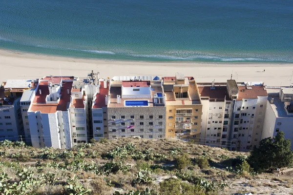 Buildings by beach and sea — Stock Photo, Image