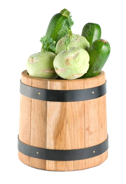 Овощи в деревянной бочке — стоковое фото