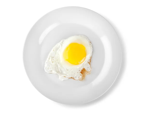 Жареное яйцо на тарелке (Путь ) — стоковое фото