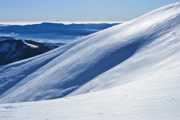 Снежный холм — стоковое фото
