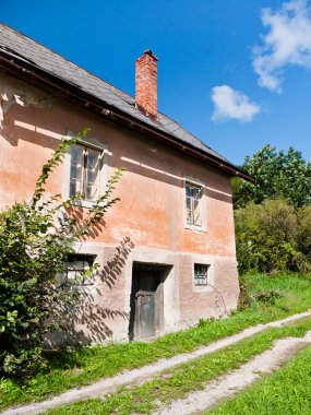 eski kır evi bir driveway ile önden görünümü