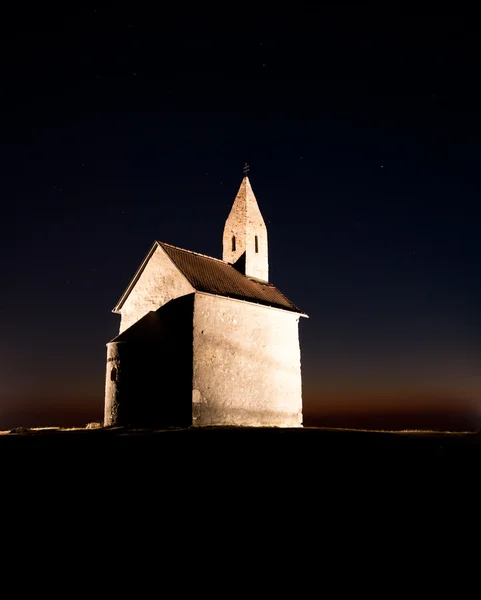 老教堂建筑在一个美丽的夜晚 — 图库照片