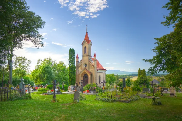 Kleiner Dorffriedhof Mit Großem Adelsgrab — Stockfoto
