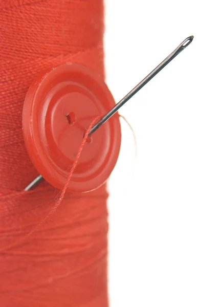 Botón con aguja en carrete de hilo — Foto de Stock