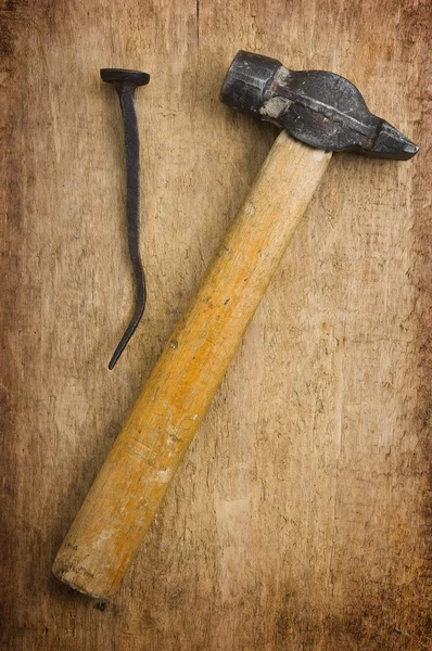 Hammer mit rostigem Nagel — Stockfoto
