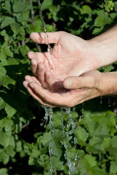 Lavarse las manos en el verano de agua limpia —  Fotos de Stock