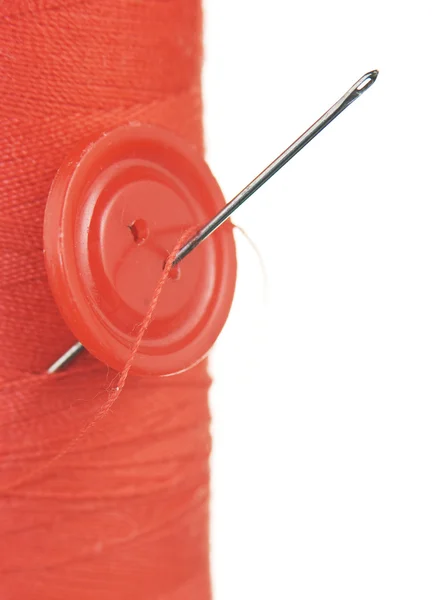 Botón con aguja en carrete de hilo — Foto de Stock