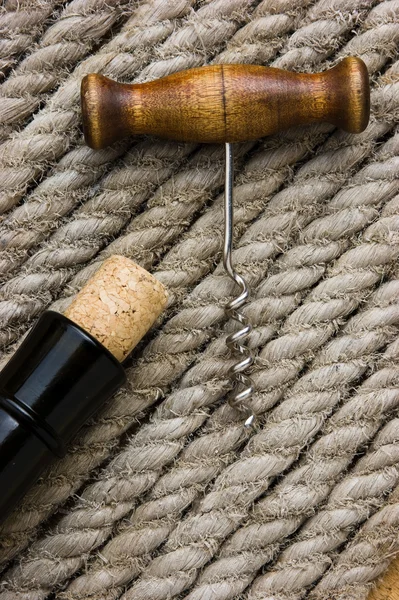 Corkscrew med en kork och en flaska — Stockfoto