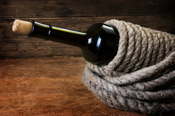 Bouteille de vin enveloppée avec de la corde — Photo