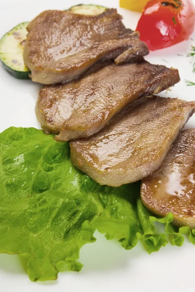 Gebraden gekookte tong met groenten — Stockfoto