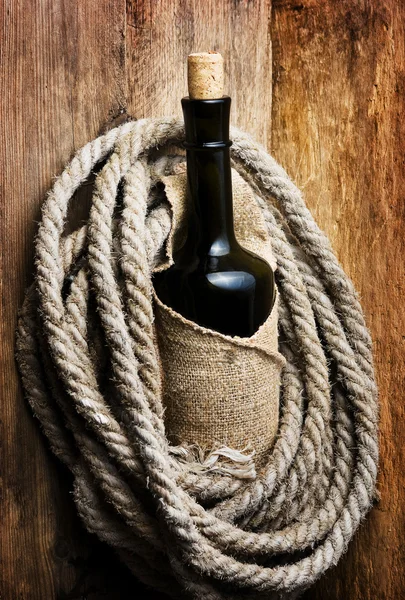 Бутылка, завернутая веревкой — стоковое фото
