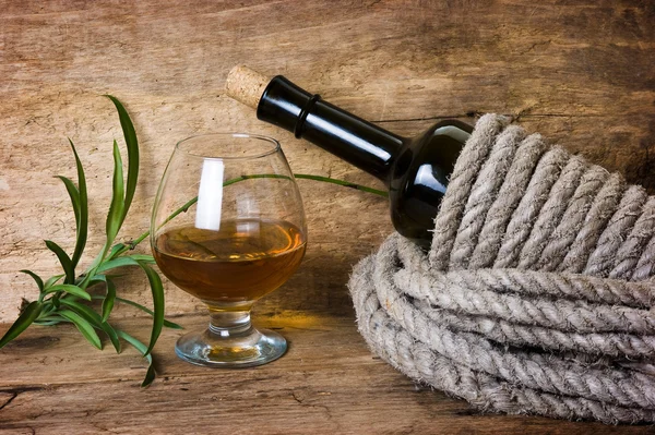 Garrafa de vinho embrulhada com corda — Fotografia de Stock